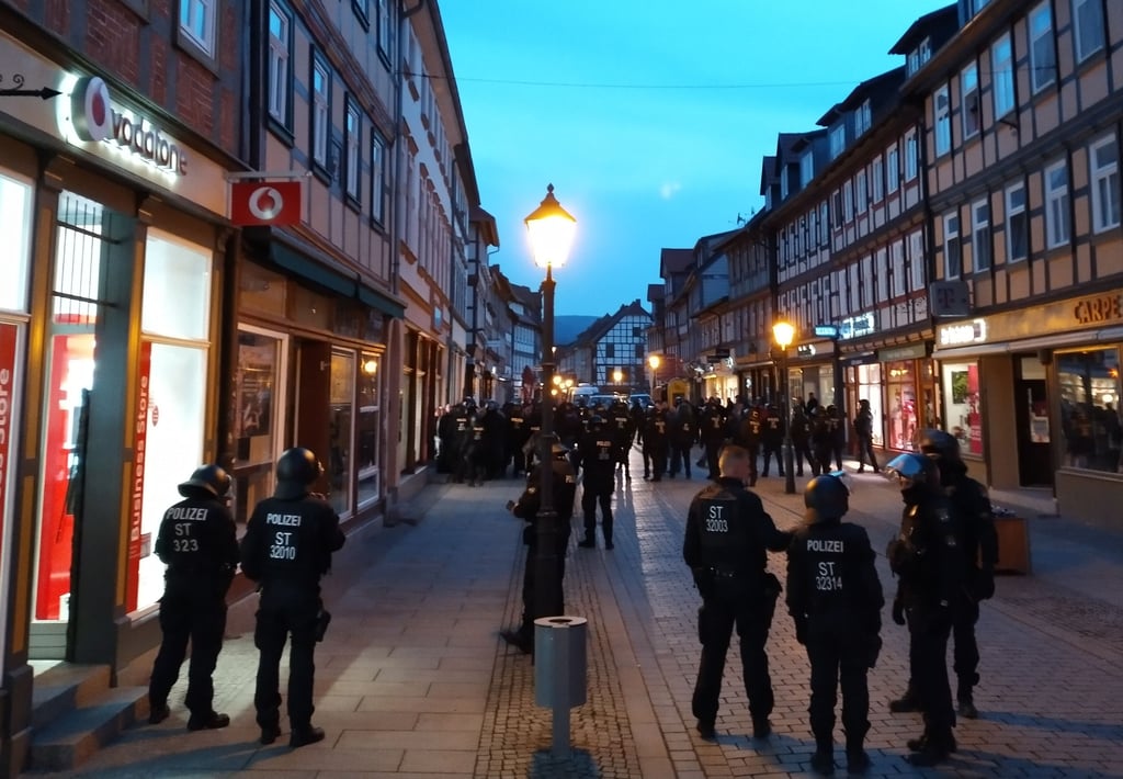 Die Polizei hat am Montag, 3. Mai, auf der Breiten Straße in Wernigerode einen nicht angemeldeten Zug von Gegnern der Corona-Regeln gestoppt.