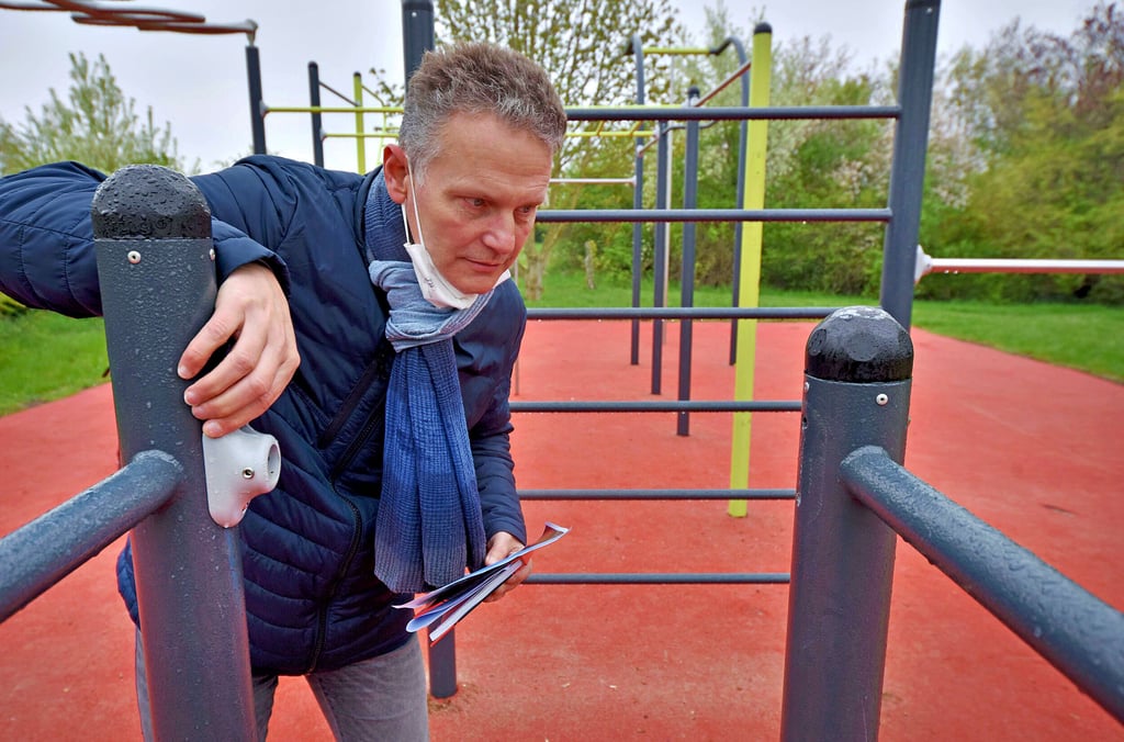 Mario Schulze ist entsetzt über den dreisten Diebstahl der zehn Stangen an der Workout-Anlage im Filmband von Wolfen-Nord