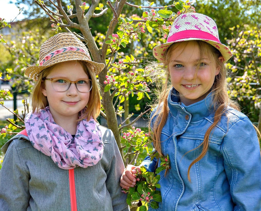 Stellvertretend für alle Hortkinder haben Isabell Willbrandt (links) und Lucy Flöter der Kleersgrundschule das Saatgut vom Bund für Naturschutz für eine Blühwiese entgegengenommen.