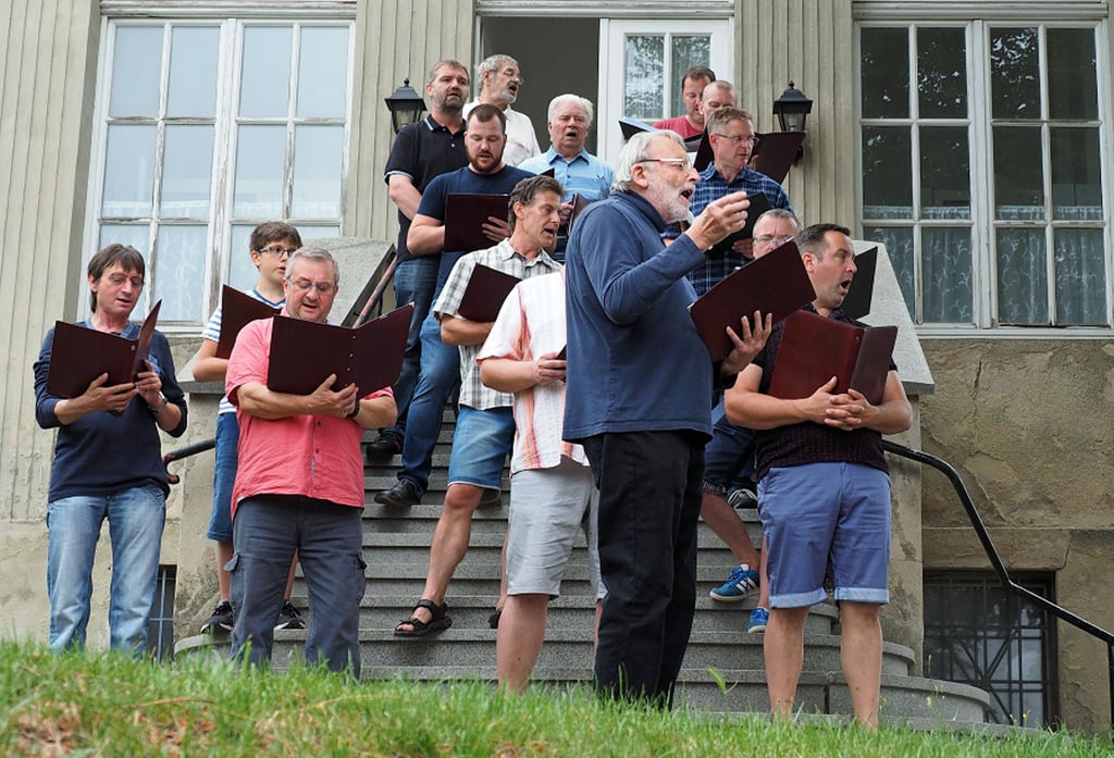 Einziger kleiner Höhepunkt im Jubiläumsjahr des Männerchors "Glückauf" war das aus dem Stegreif gegebene Probenkonzert auf der Treppe des Sommersdorfer Dorfgemeinschaftshauses. Die eigentliche Feier wurde auf 2021 und núm ein weiteres Jahr verschoben.