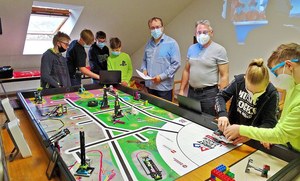 Andreas Spielau und Enrico Bansemer (4.v.r.) wurden in der First Lego League Challenge als die besten Coaches ausgezeichnet.