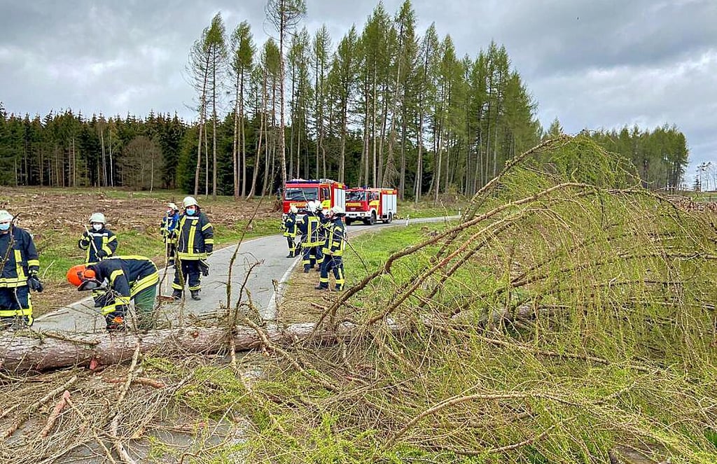Auf der Trockenbachstraße in Richtung Allrode haben die Hasselfelder Kamerade für freie Fahrt gesorgt.