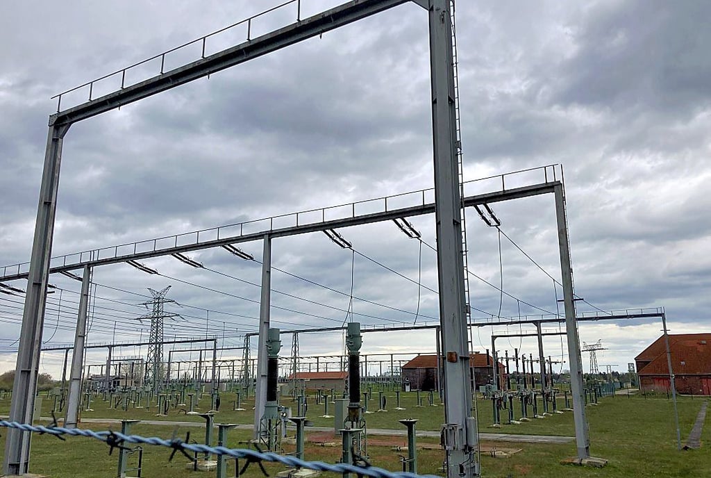 Die Anlagen und Bauten vom Umspannwerk an der Diesdorfer Wuhne werden zurückgebaut. Unter anderem die Stadt ist an einem Kauf von Flächen des Geländes interessiert.