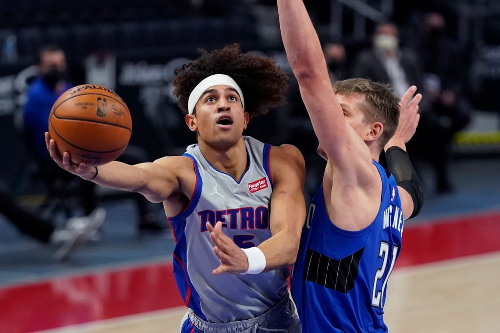 Moritz Wagner (r) verteidigt gegen Frank Jackson von den Detroit Pistons.