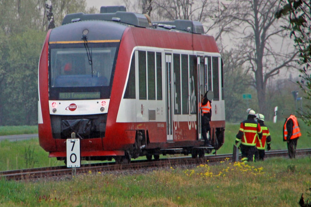 3. Mai 2021, gegen 16.30 Uhr nahe der Bahnhaltestelle Miltern bei Tangermünde: Bei dem Zusammenstoß des Personentriebwagens mit einem Pkw bleiben Lokführer und die zehn Zugreisenden unverletzt. Sie werden ihre Reise von Stendal nach Tangermünde per Bus beenden. Foto: Frank Krug