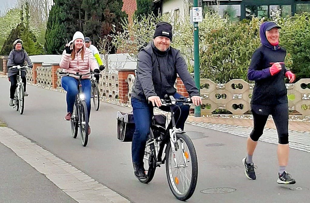 Steven Patzek, Vorsitzender des Vereins ?Strahlende Kinderaugen?, und seine Familie begleiten Heike Dorczok bei ihrem Lauf per Fahrrad.