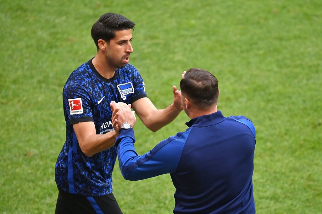Sami Khedira (l) von Hertha reicht Hertha-Trainer Pal Dardai die Hände und freut sich über den verdienten Punktgewinn.