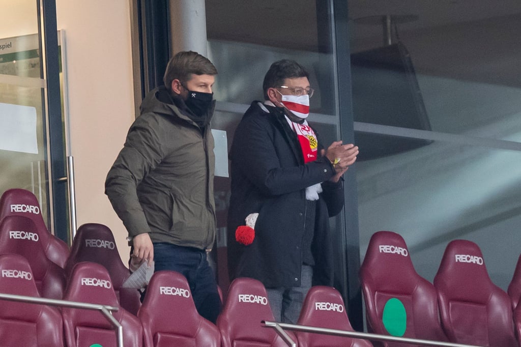 Vorstandschef Thomas Hitzlsperger (l) zusammen mit VfB-Präsident Claus Vogt auf der Stadiontribüne in Stuttgart.