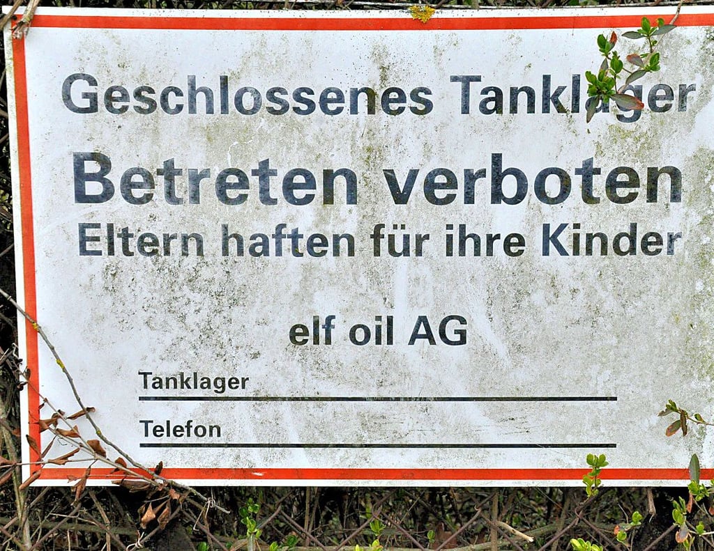 Dieses Schild soll auf bestehende Gefahren bei Betreten des Geländes hinweisen.