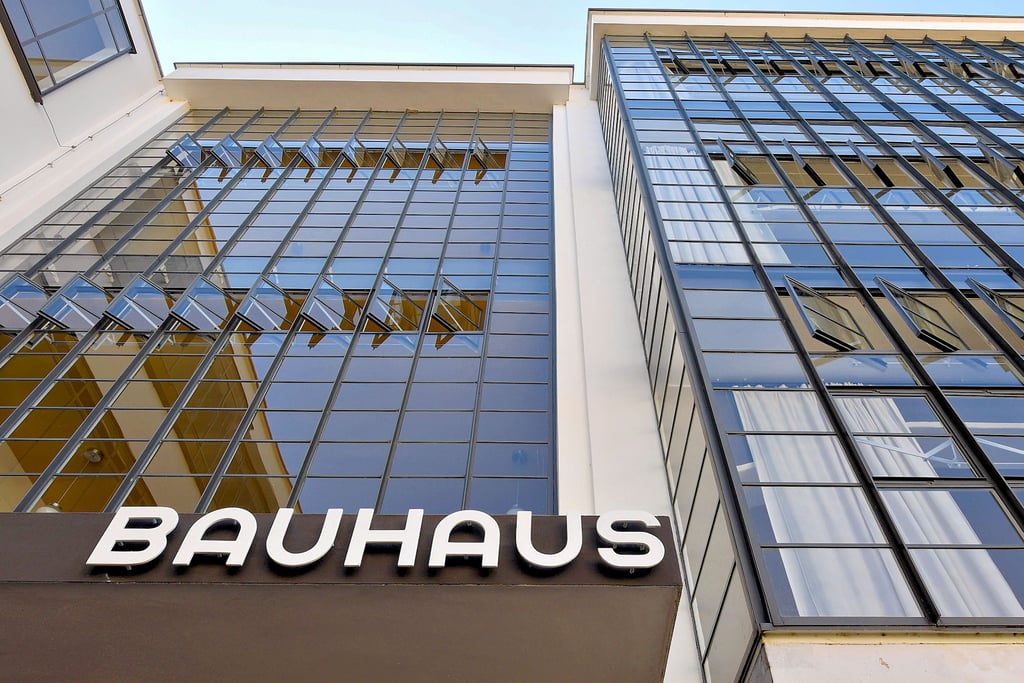 Blick auf den Eingang zum Bauhaus in Dessau.