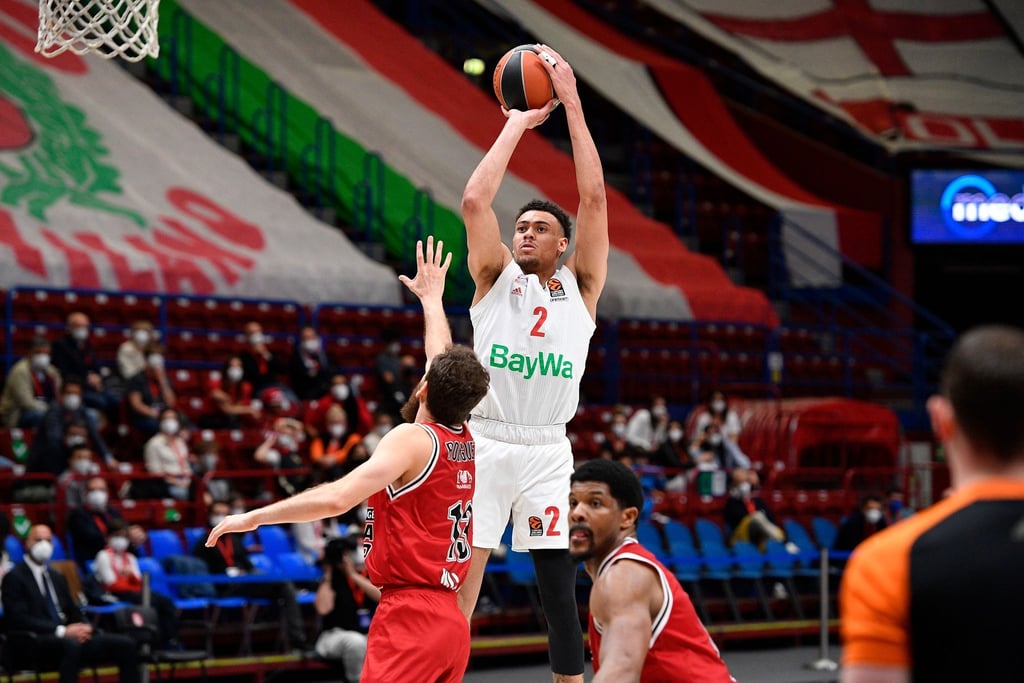 Wade Baldwin IV (M) von Bayern München wirft den Ball.