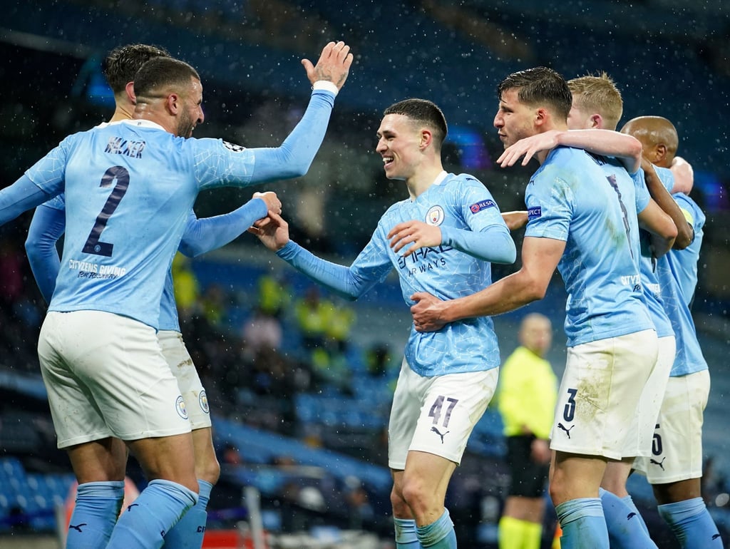 Riyad Mahrez von Manchester City feiert mit seinen Teamkollegen das 2:0 gegen Paris Saint-Germain.
