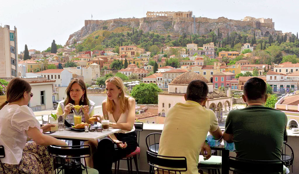 Am Fuße der Akropolis emfängt ein Café seit Montag dieser Woche wieder Gäste. Sechs Monate nach ihrer Schließung wegen der Corona-Pandemie sind die Bars und Tavernen in Griechenland wieder geöffnet worden - allerdings mit Auflagen.