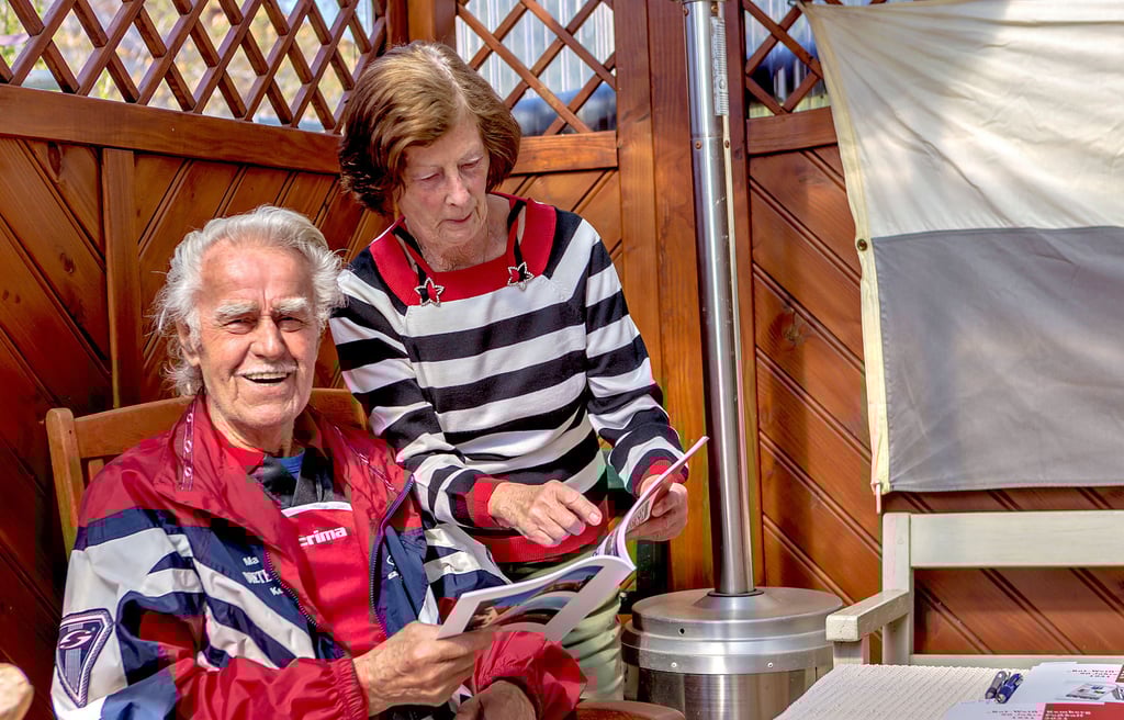 Sonja und Dieter Schmidt blättern in der neuen Broschüre über den Fußball in Kemberg.