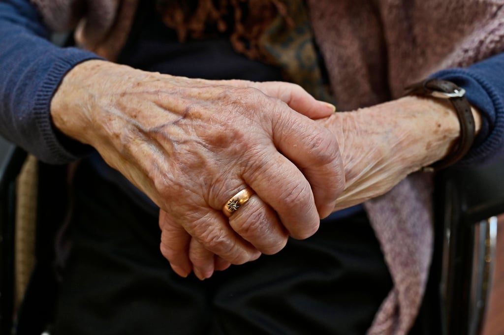 Nachdem drei Bewohner eines Altenheims in Lützen aufgrund einer Corona-Erkrankung gestorben sind, haben sich nun auch 14 Mitarbeiter infiziert.