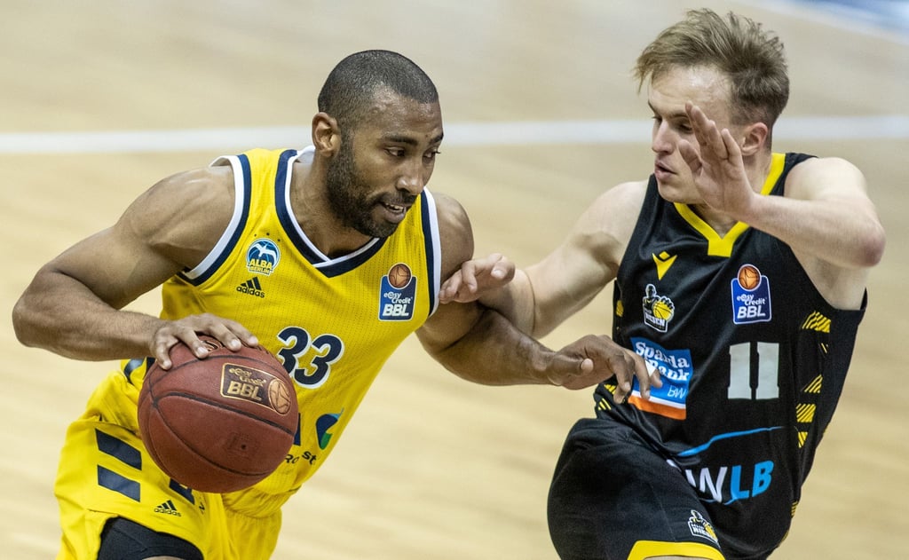 Lukas Herzog von MHP Riesen Ludwigsburg (r) attackiert Jayson Granger von Alba Berlin.