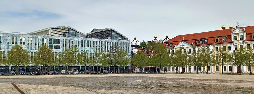Blick auf den Magdeburger Domplatz: Neben historischen Bauten gibt es auch moderne Gebäude.