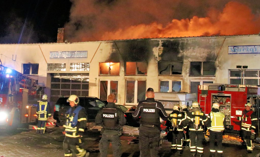 Die Feuerwehr konnte das Feuer im Eisleber Autohaus nur noch kontrolliert abrennen lassen.
