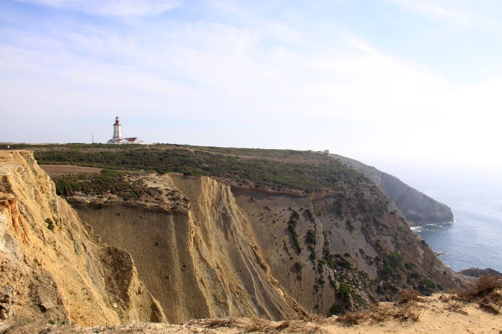 Der Leuchtturm am wilden Espichel-Kap thront über den Klippen.