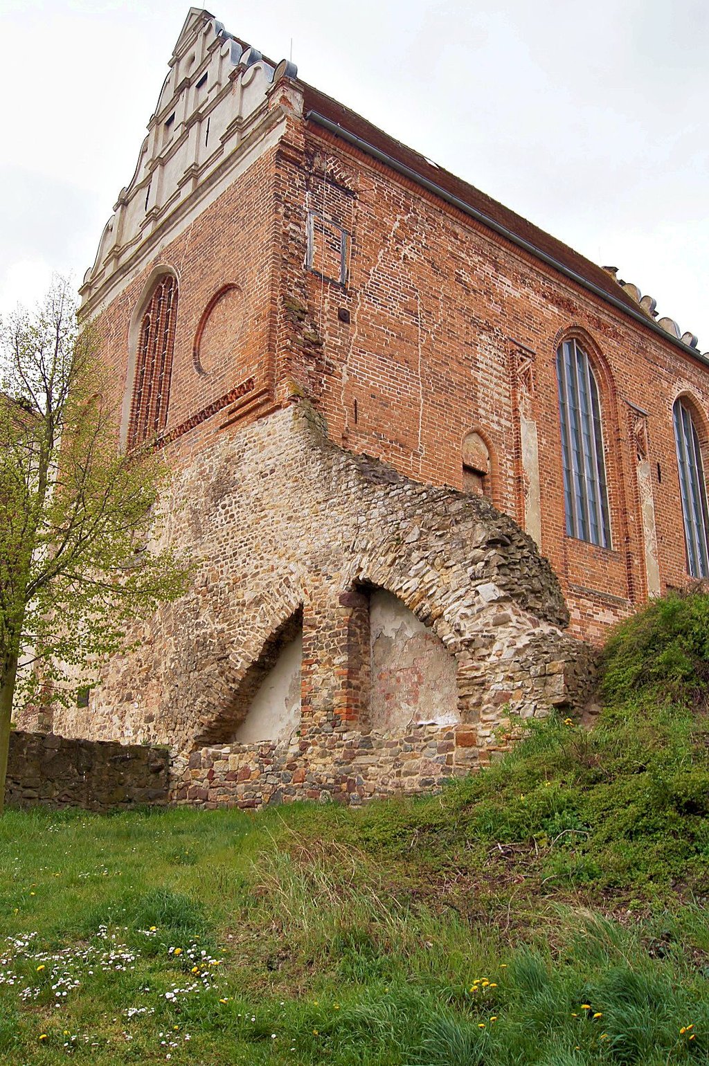 Unbekannte haben Steine aus dem rechten Mauerbogen am Fuß der Kapelle entfernt. Der Schaden ist repariert.