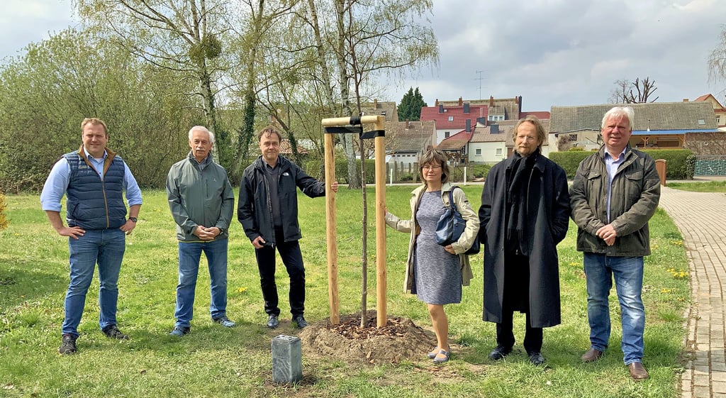 Sponsor mit den ersten Baumpaten: Robert Kühn, Gunter Danneberg, Michael Jahn, Corinna Trebbin, Tobias Bernhardt, Rüdiger Döbelt - in der Mitte das Bäumchen.
