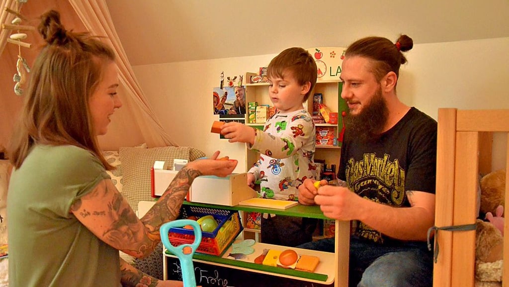 Kurt hat einen tollen Kaufmannsladen in seinem Kinderzimmer. Der junge Mann findet es in Atzendorf – mit Kita und Bauernhof – klasse.