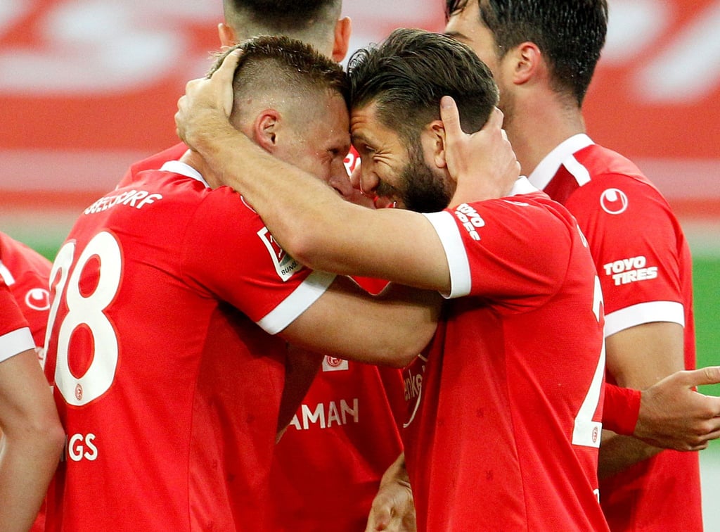 Der Düsseldorfer Torschütze zum 2:1, Brandon Borello (r), jubelt mit Rouwen Hennings.