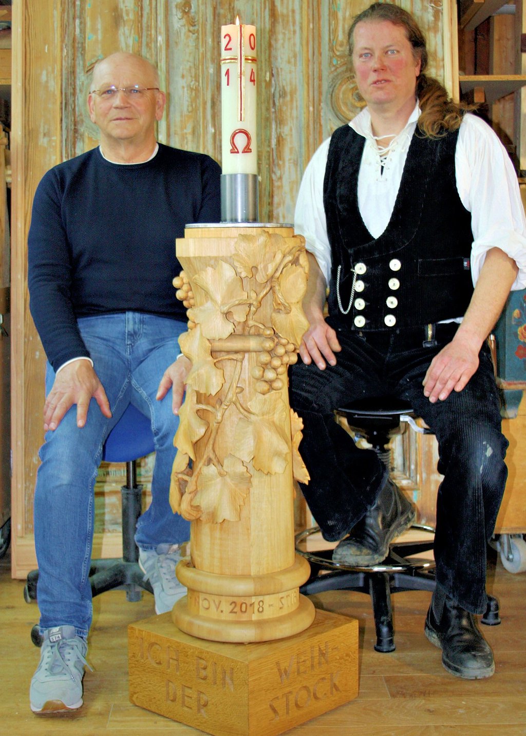 Stifter Frank Guderjan und Tischlermeister Hagen Siedler mit dem nun fertigen Leuchter – geschnitzt aus dem Holz eines Lindenbaumes, der Sockel ist aus Eichenholz gefertigt.