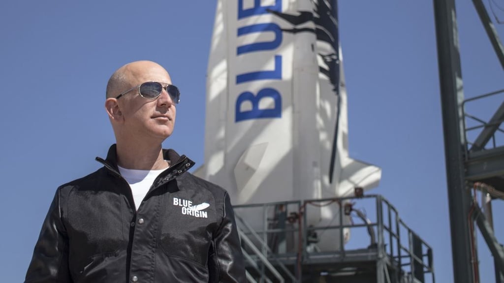 Undatierte Aufnahme zeigt Amazon-Gründer Jeff Bezos bei der Inspektion der Startrampe vor dem Jungfernflug seines Raumfahrzeuges "New Shepard". Foto