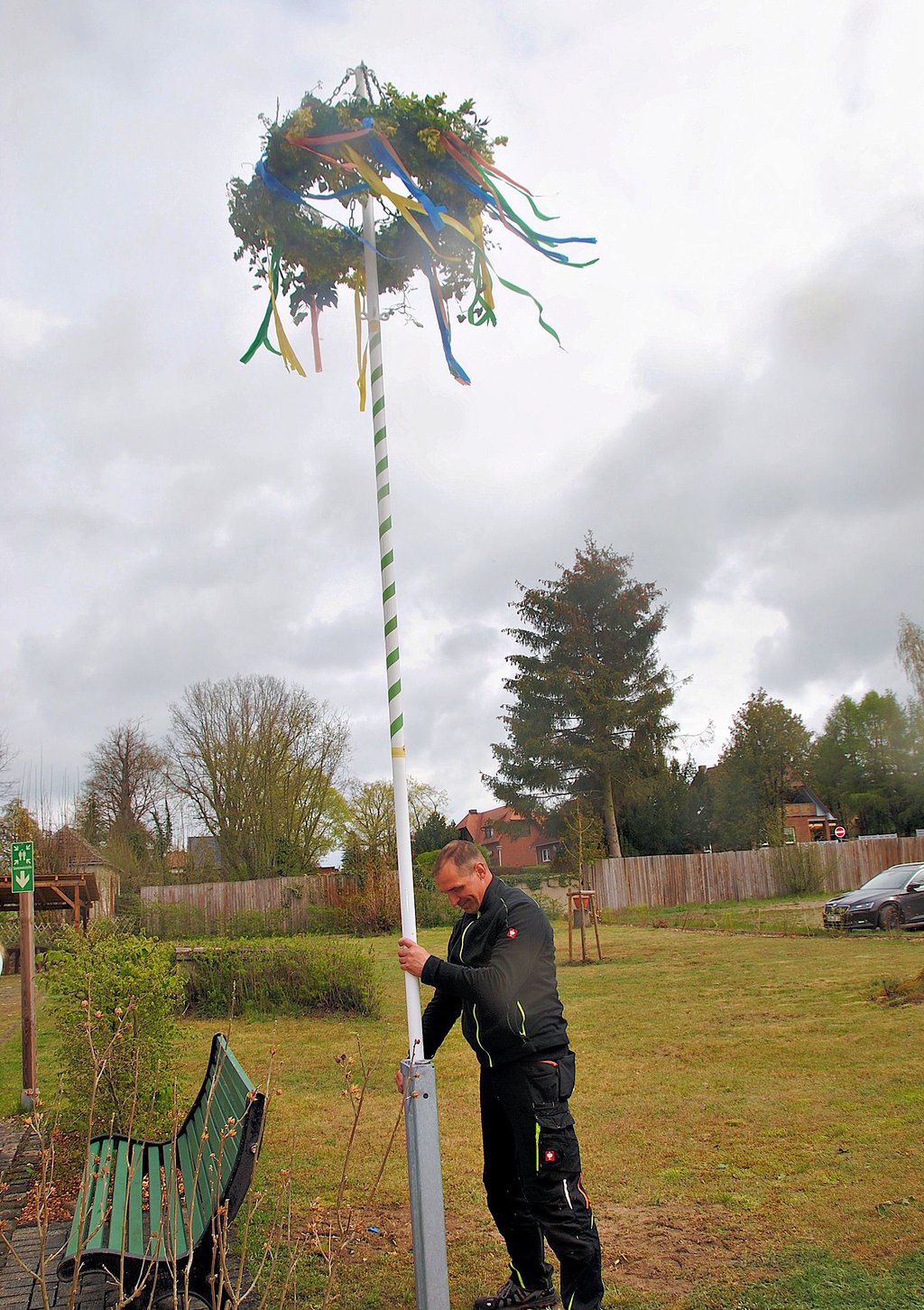Auf dem Hof des Beetzendorfer Seniorenheimes An den Kastanien wurde der Maibaum mit Kranz und Bändern aufgestellt.