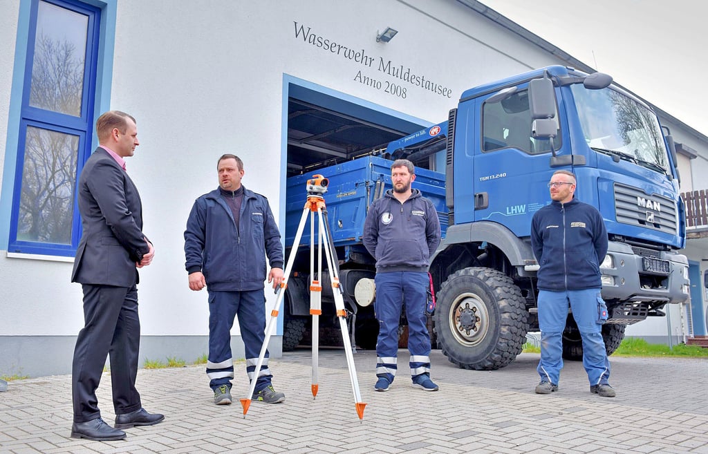 Muldestausee-Bürgermeister Ferid Giebler (l.) und Mitglieder der Wasserwehr nehmen den Allrad-Lkw in Besitz.