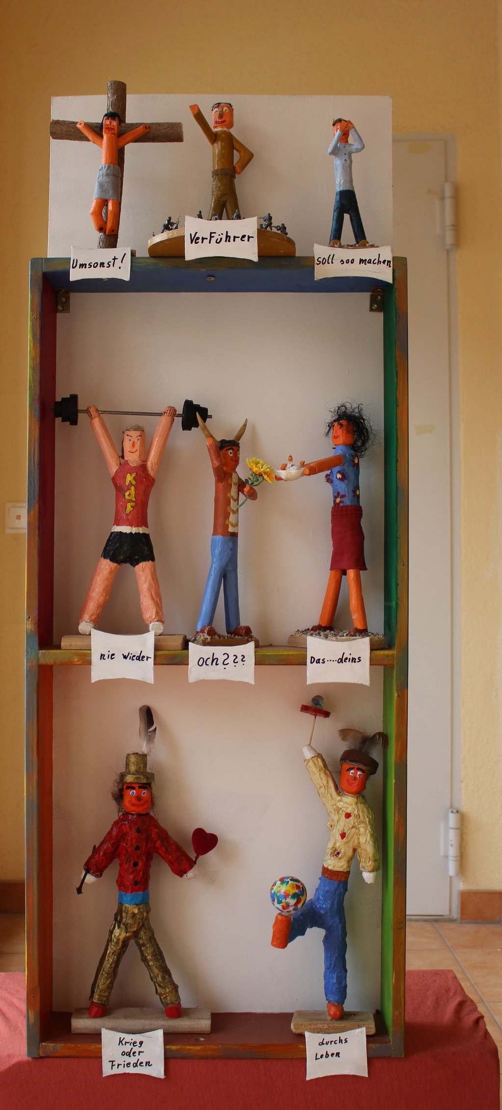 Acht Figuren hat Ulrich Hinze aus Gehrden aus Holz geschaffen.