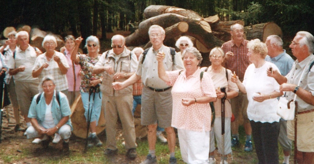 Stets gut gelaunt erkunden die Zerbster Bollenlatscher die Region, dabei wird gesungen oder auch mal fröhlich mit Sekt angestoßen.