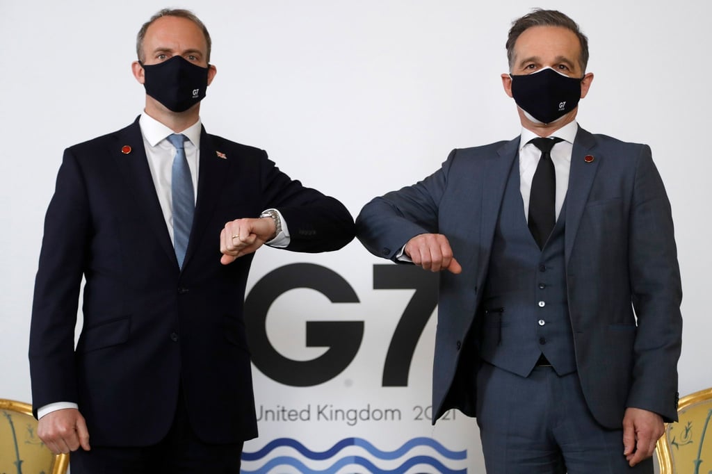 Bundesaußenminister Heiko Maas (r) wird von seinem britischen Kollegen Dominic Raab begrüßt.