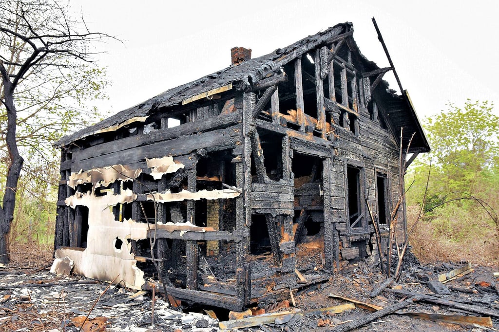 Als die Feuerwehr eintraf, schlugen die Flammen bereits aus allen Fenstern. Das alte Haus war nicht mehr zu retten.