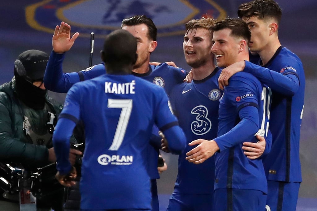 Chelseas Timo Werner (3.v.r) feiert mit seinem Teamkollegen sein Tor zum 1:0.