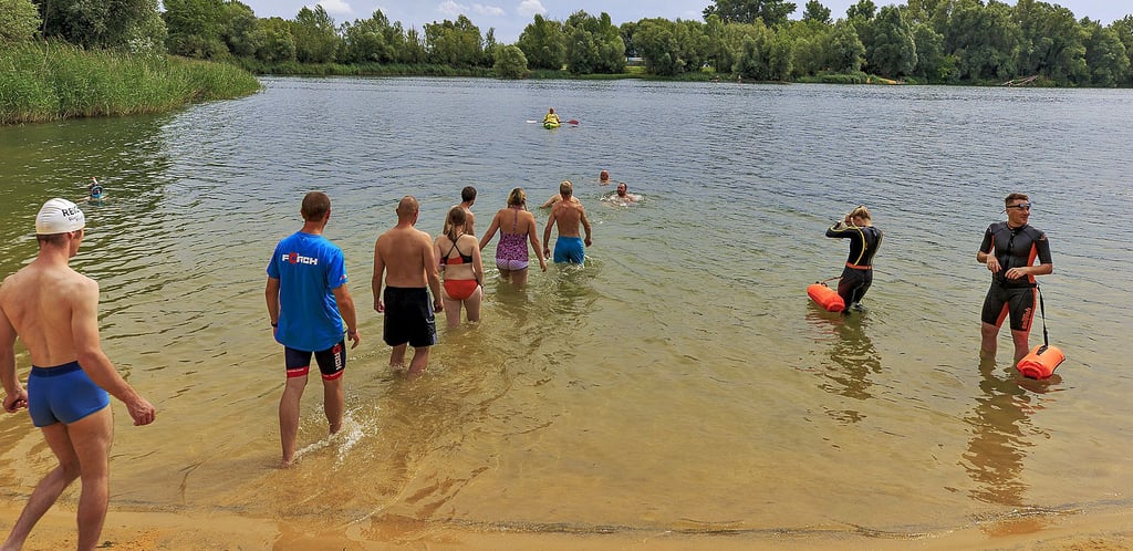 Probeschwimmen im Ditfurter See zur ?Hölle Special? 2020. Wer beim Besuchsprogramm 2023 mithelfen möchte, kann bei der diesjährigen ?Hölle Special? schon Erfahrungen sammeln.