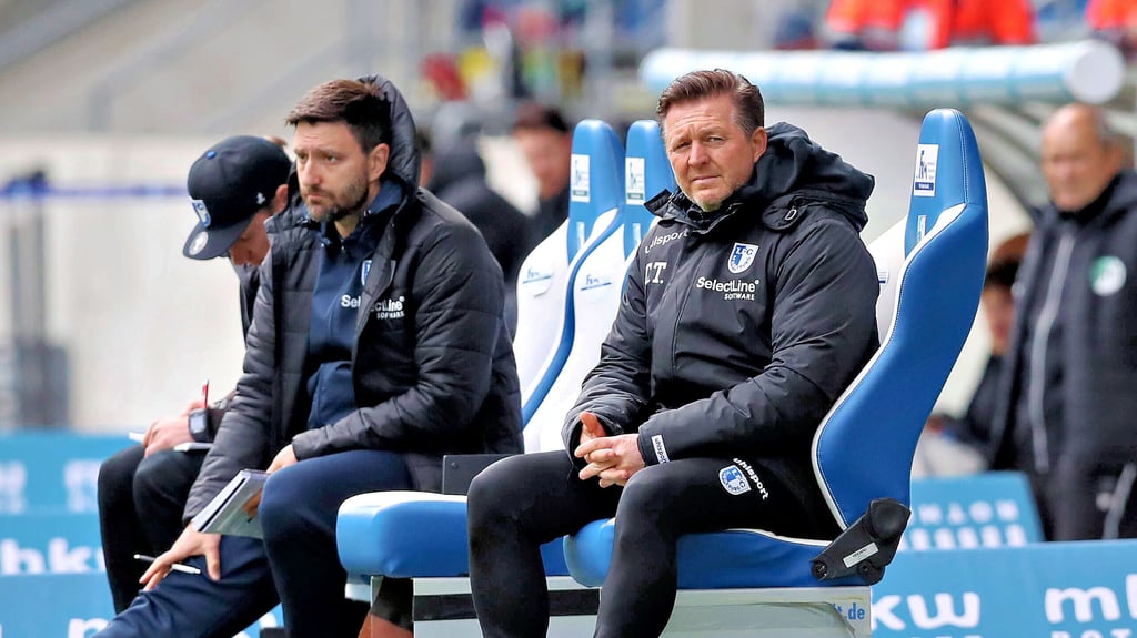 Auf Rechenspiele möchte sich FCM-Chefcoach Christian Titz ? hier rechts neben Co-Trainer André Kilian ? vor dem heutigen Gastspiel in Saarbrücken gar nicht erst einlassen.