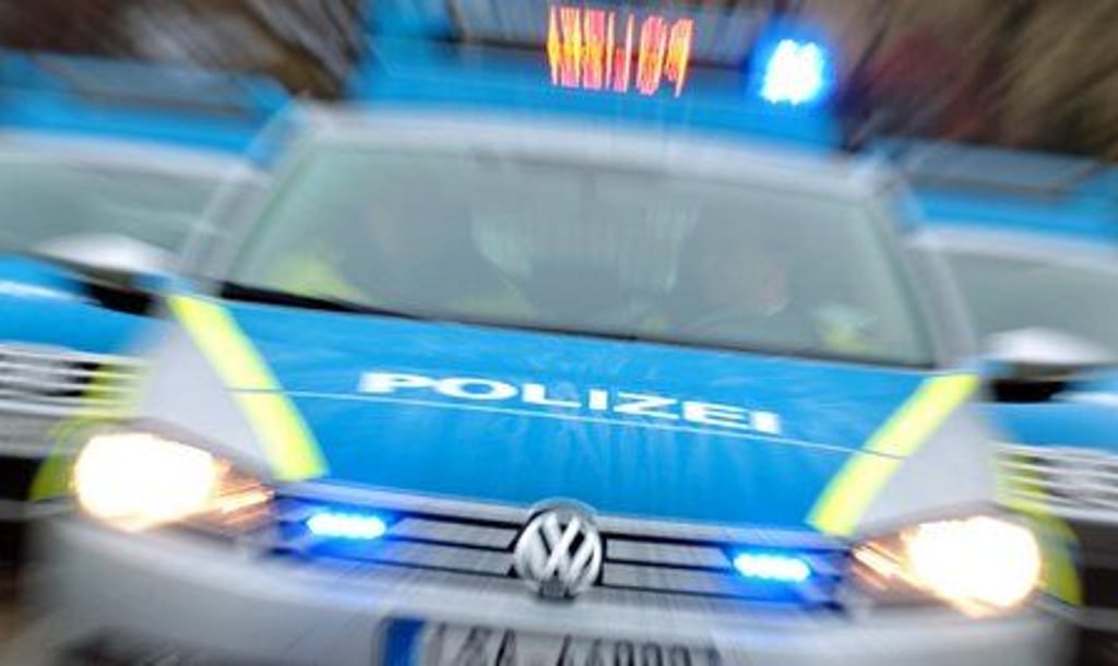 Ein Einsatzwagen der Polizei mit Blaulicht .