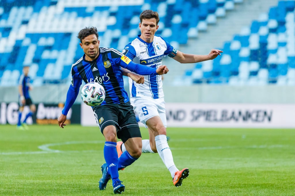 Kianz Froese (1.FC Saarbrücken) im Zweikampf mit Tobias Mueller.