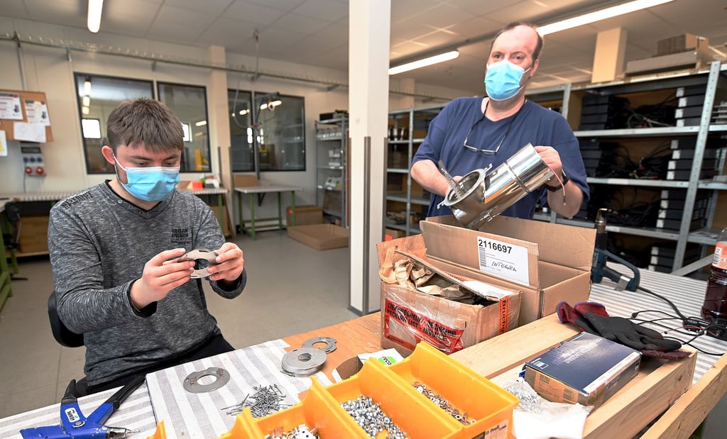 Eine anspruchsvolle Arbeit: Luca Keck und Dirk Hammer (von links) bei der Montage von Partikelabscheidern für Schornsteine.