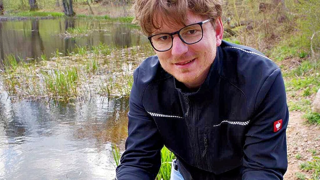 Besonderer Moment: Tommy Löwenberg vom Verein für Angler und Naturfreunde Wernigerode, setzt Muscheln und kleinere Fische in den Ütschenteich. Durch eine umfangreiche Entschlammung wurde der Teich vor dem Verlanden gerettet.