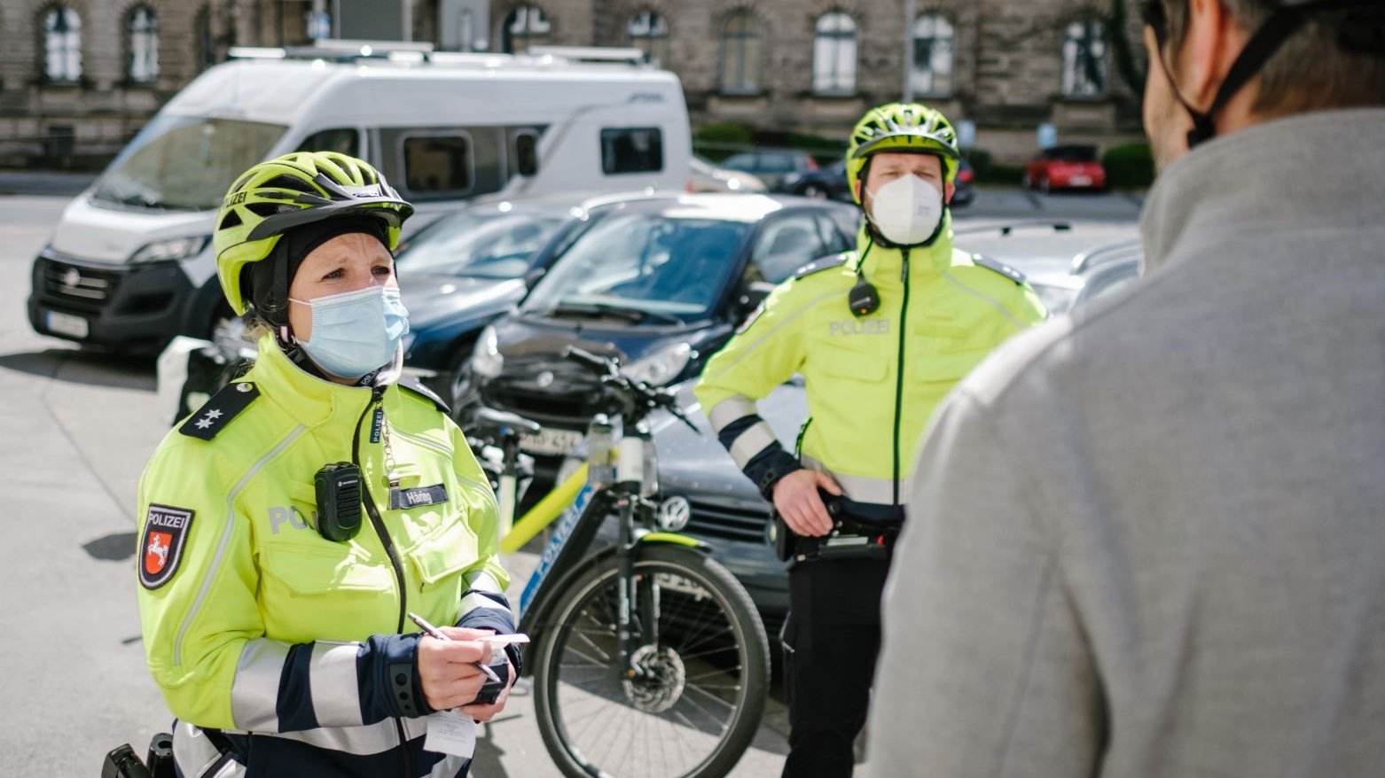 Die Polizei Oberkommissare der Fahrradstaffel Hannover, Judith Häring und Arne Kiesewalter verwarnen einen Radfahrer, der beim Fahren sein Mobiltelefon benutzt hat. Anlässlich des bundesweite Verkehrssicherheitsaktion „sicher.mobil.leben“ kontrolliert die Polizei verstärkt Zweiradfahrende im Straßenverkehr. Symbolfoto: picture alliance/dpa | Ole Spata