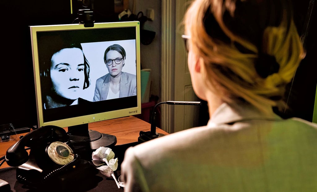 In einem interaktiven Theater-Videochat thematisiert  Nora Schulte als Sophie Scholl Werte wie Mut und Entscheidungsfreiheit.