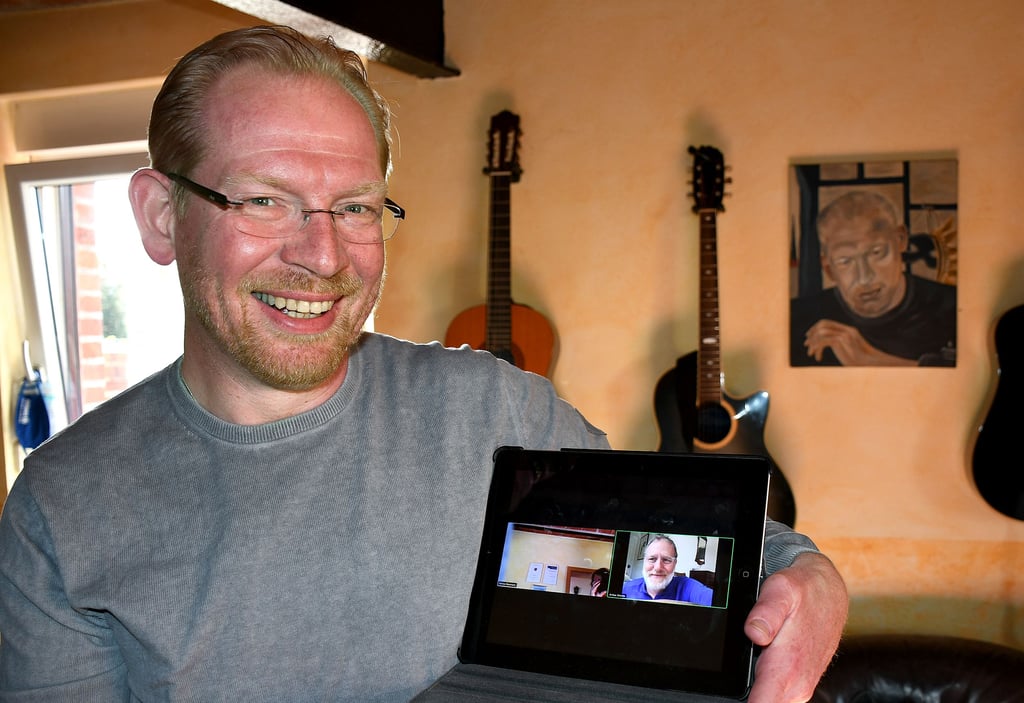 Enrico Reumann mit Arthur Shettle „im Arm“. Die Verbindung in die USA läuft dank moderner Technik problemlos, so dass die beiden Freunde auch in Kontakt bleiben, wenn sie sich nicht wie gewohnt einmal pro Jahr sehen können.