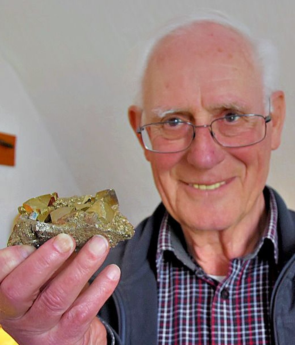 Hans Schaarschmidt zeigt ein Stück Schwefelkies aus der früheren Grube ?Einheit?.