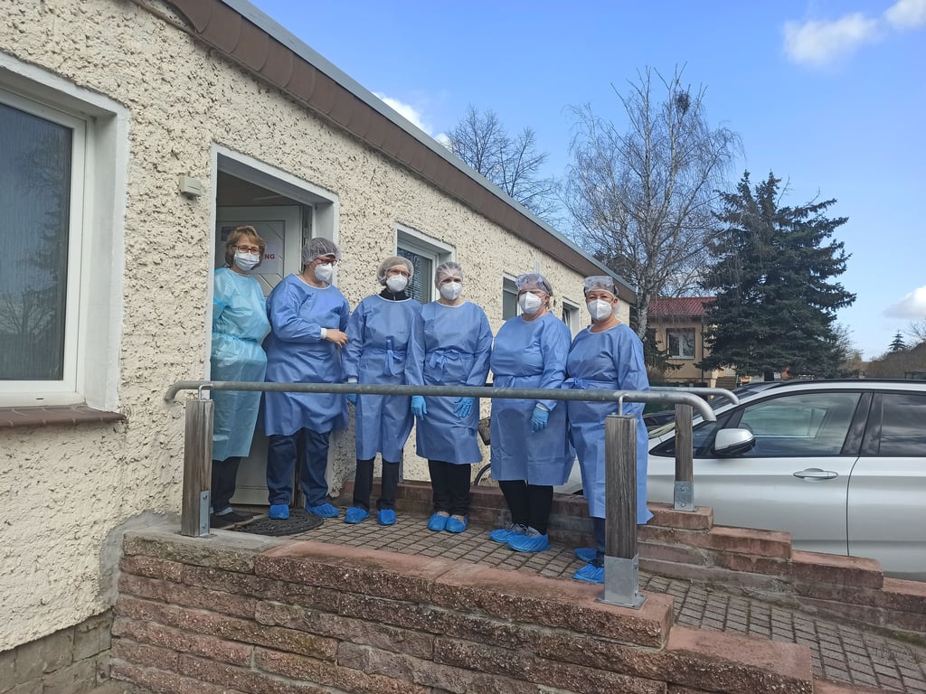 Im Testzentrum der Sonnenapotheke am Sportplatz in Gerwisch wird nach Terminvereinbarung kostenlos getestet.