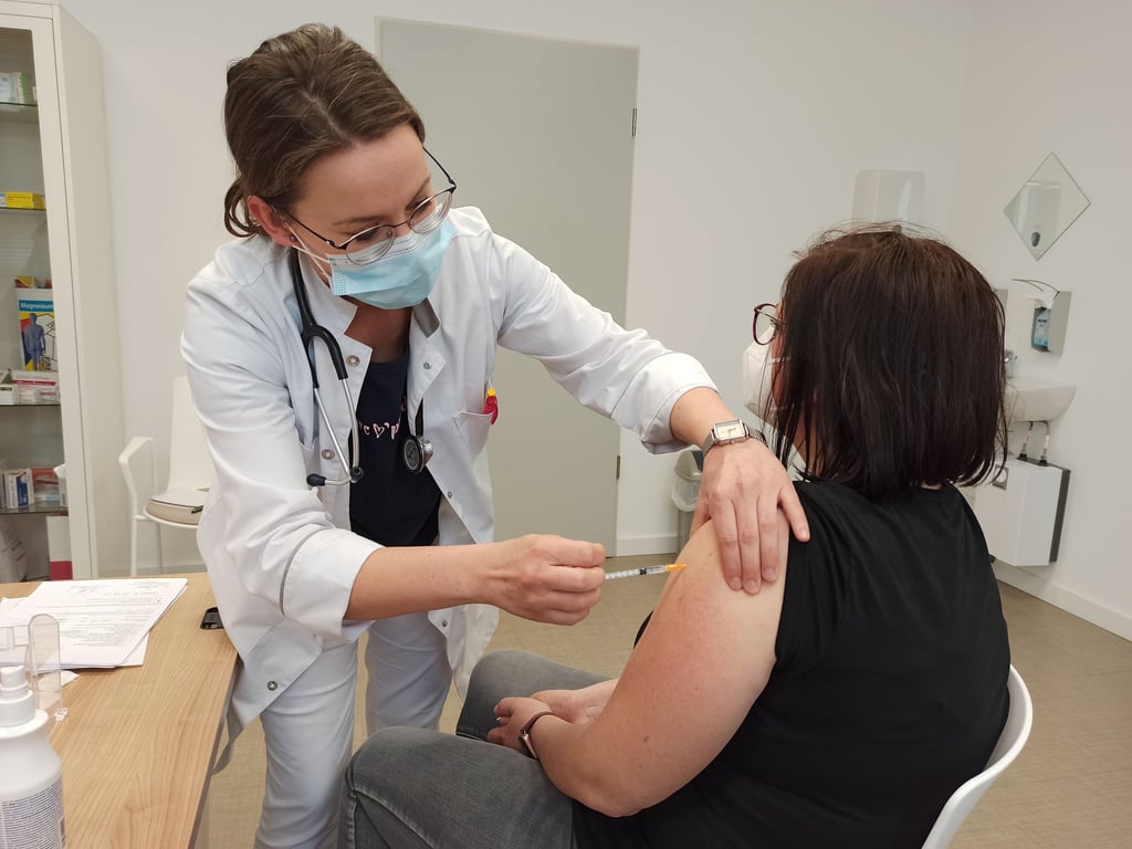 Hausärztin Yvonne Wilke impft Stefanie Hamann, Kameradin der Ortsfeuerwehr Biederitz, in ihrer Praxis gegen das Coronavirus.