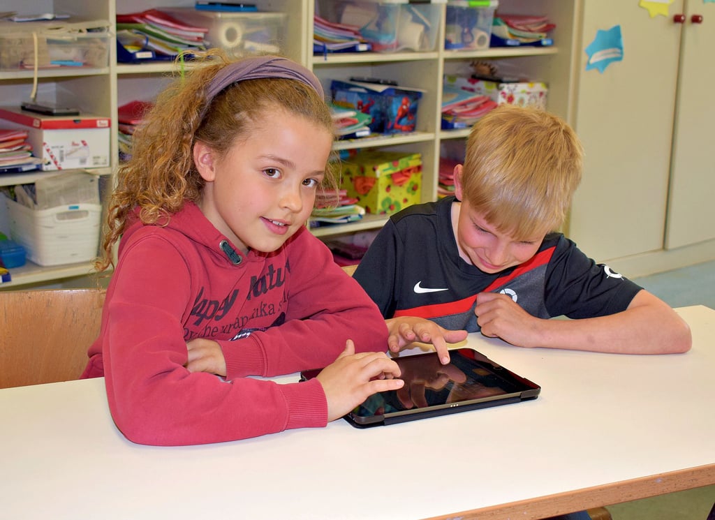 Johanna und Finn nutzten den Tablet-PC gestern für ein Mathe-Duell. Die Grundschule ?Am Weinberg? in Gommern hat seit dieser Woche weitere 36 Geräte erhalten.