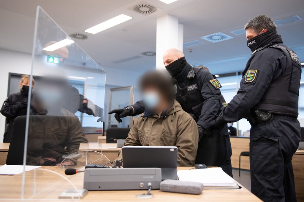 Der 21-jährige Syrer muss sich für eine tödliche Messerattacke auf Touristen verantworten.